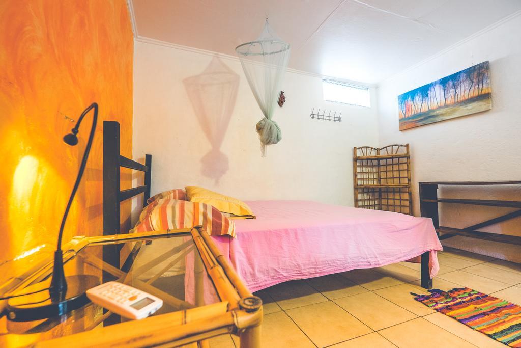 Pura Vida Hostel Tamarindo Bagian luar foto