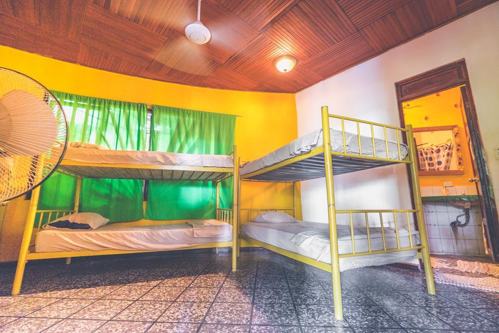 Pura Vida Hostel Tamarindo Bagian luar foto